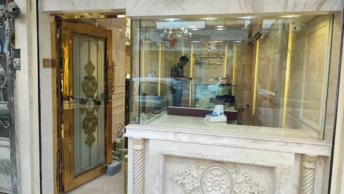 طراحی صفر تا صد ویترین طلا فروشی در مشهد